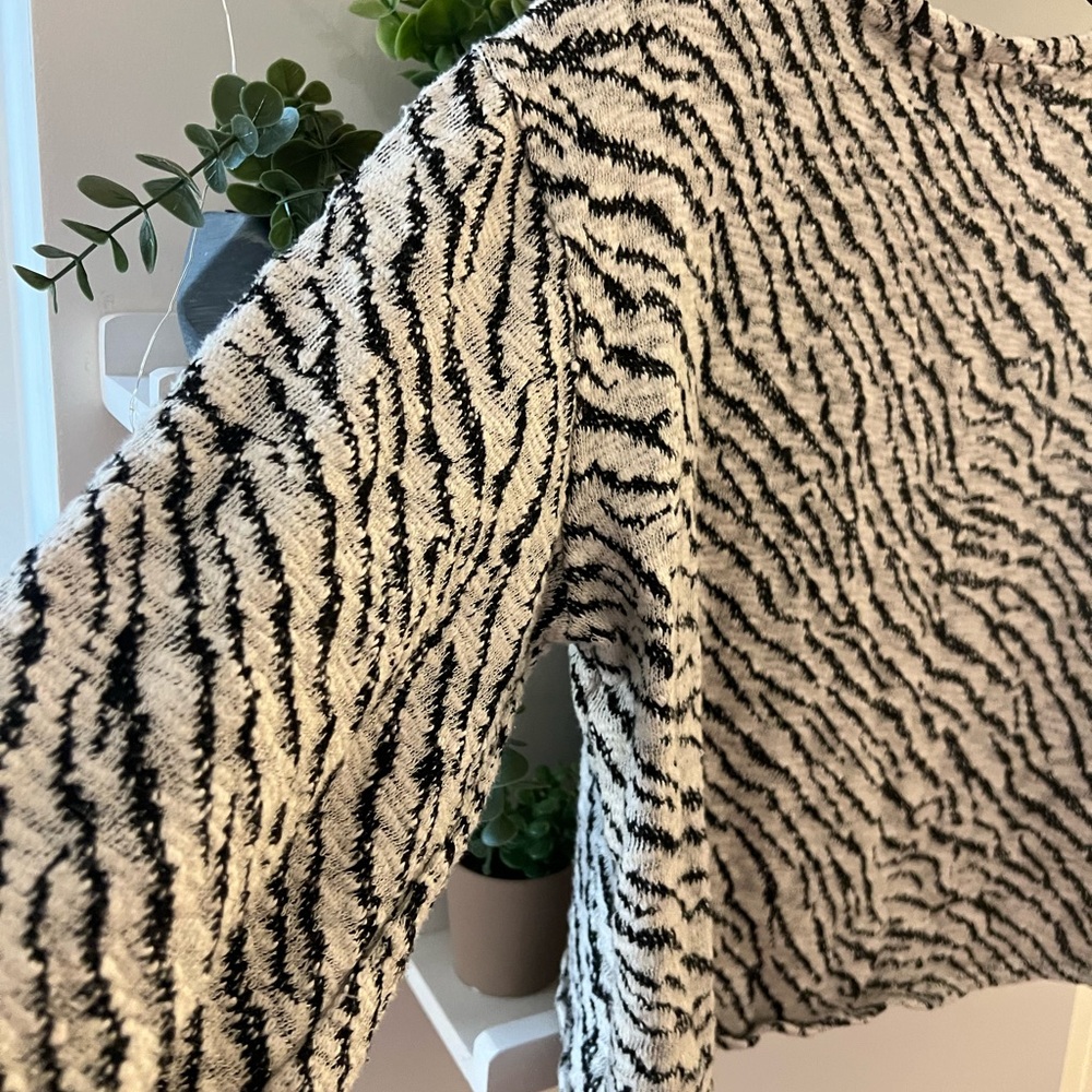 Zebra Print Cropped Long Sleeve Top - Picture 3 of 5